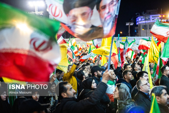 تجمع شبانه مردم در حمایت از مدافعان وطن - تهران