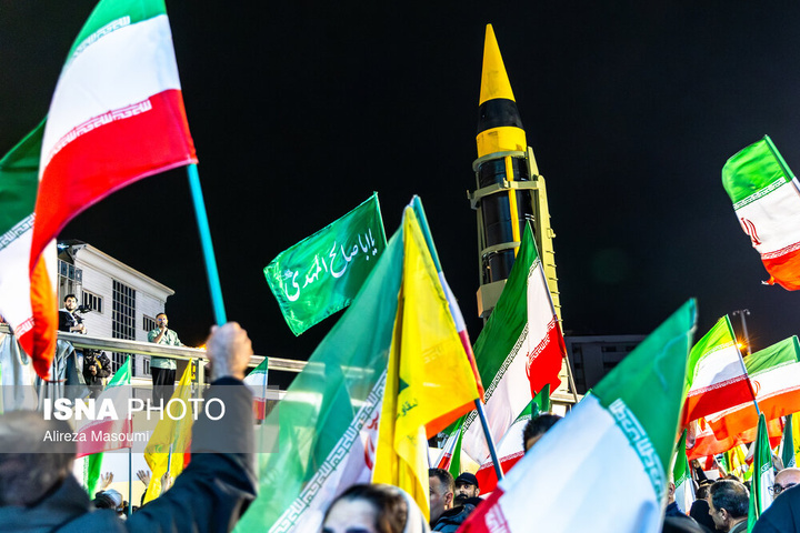 تجمع شبانه مردم در حمایت از مدافعان وطن - تهران