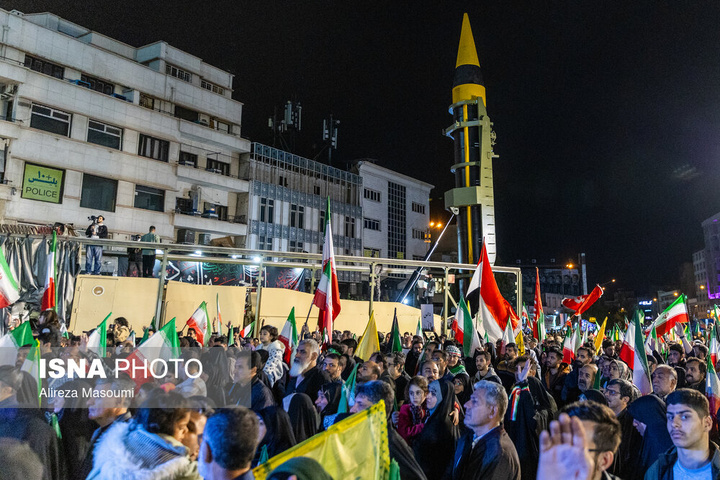 تجمع شبانه مردم در حمایت از مدافعان وطن - تهران