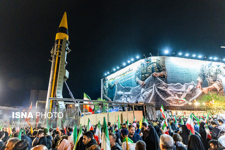 تجمع شبانه مردم در حمایت از مدافعان وطن - تهران