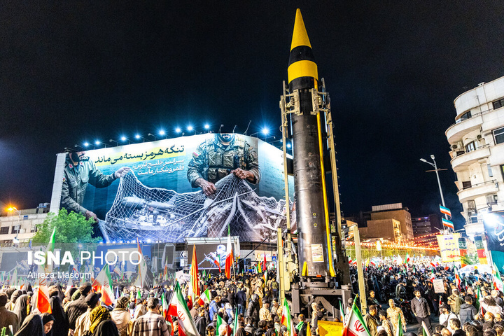 تجمع شبانه مردم در حمایت از مدافعان وطن - تهران