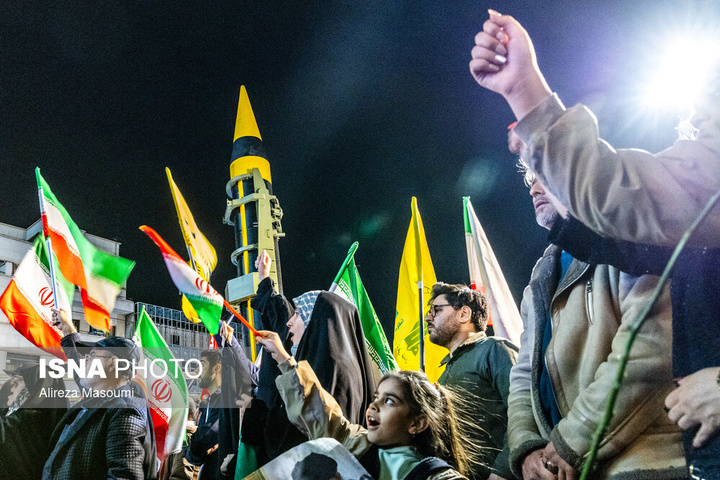 تجمع شبانه مردم در حمایت از مدافعان وطن - تهران