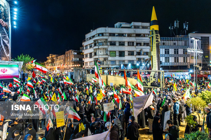 تجمع شبانه مردم در حمایت از مدافعان وطن - تهران