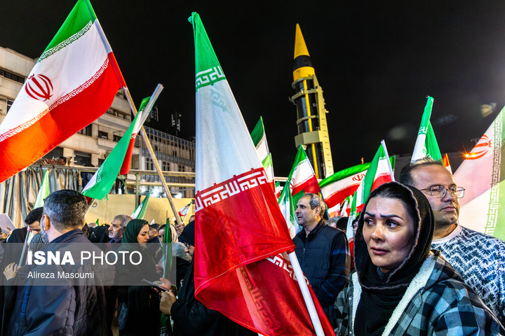 تجمع شبانه مردم در حمایت از مدافعان وطن - تهران