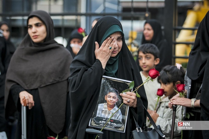 استقبال از خانواده‌ شهدای مدرسه شجره طیبه میناب در مشهد