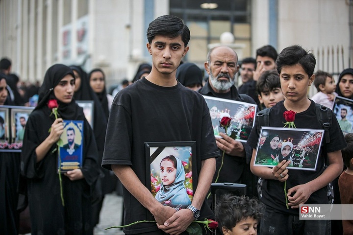 استقبال از خانواده‌ شهدای مدرسه شجره طیبه میناب در مشهد