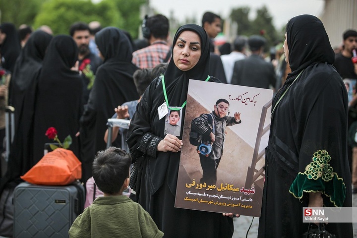 استقبال از خانواده‌ شهدای مدرسه شجره طیبه میناب در مشهد