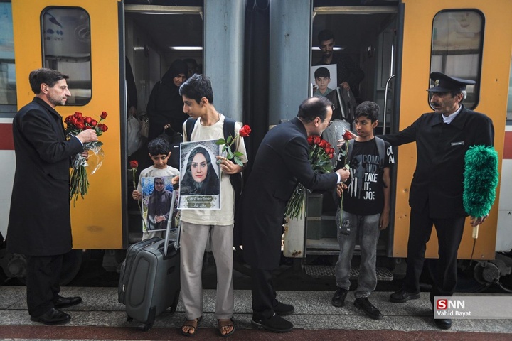 استقبال از خانواده‌ شهدای مدرسه شجره طیبه میناب در مشهد