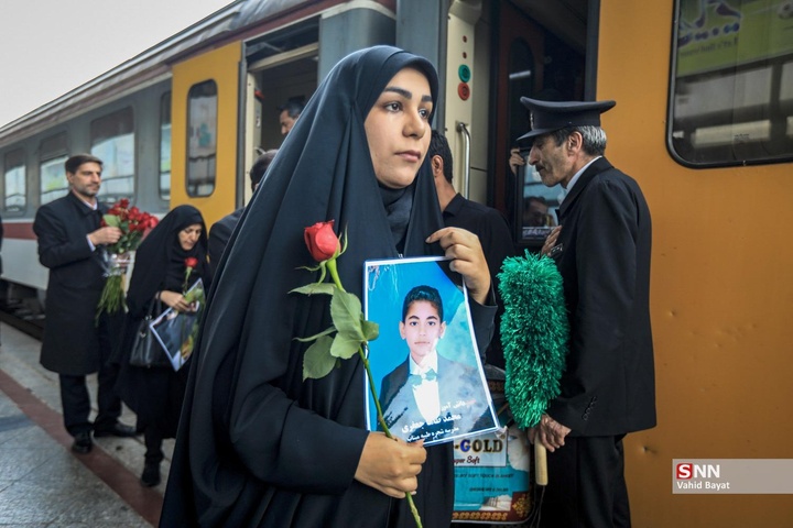 استقبال از خانواده‌ شهدای مدرسه شجره طیبه میناب در مشهد