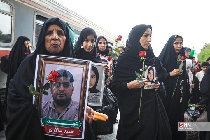 استقبال از خانواده‌ شهدای مدرسه شجره طیبه میناب در مشهد