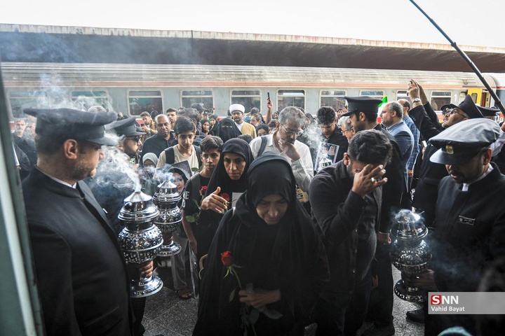 استقبال از خانواده‌ شهدای مدرسه شجره طیبه میناب در مشهد