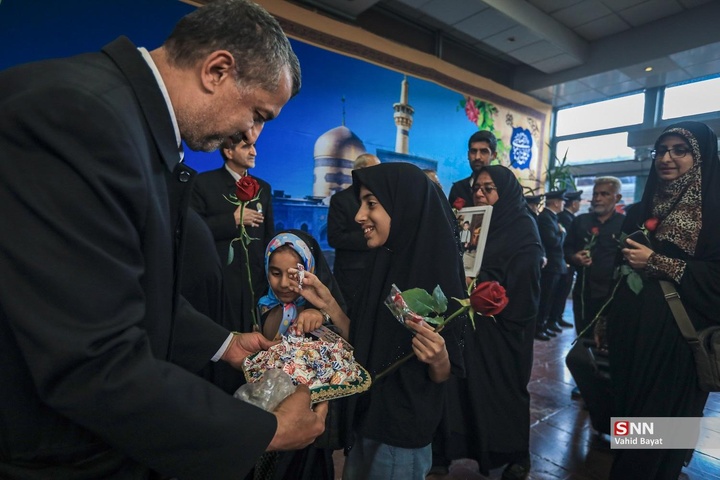 استقبال از خانواده‌ شهدای مدرسه شجره طیبه میناب در مشهد