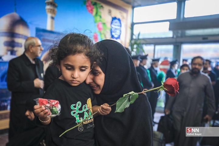 استقبال از خانواده‌ شهدای مدرسه شجره طیبه میناب در مشهد