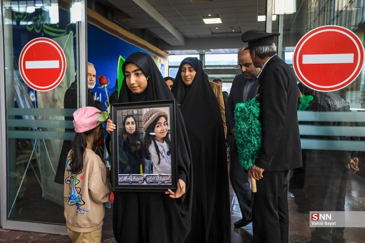 استقبال از خانواده‌ شهدای مدرسه شجره طیبه میناب در مشهد