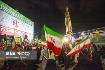 موشک سجیل در تجمع شبانه مردم در حمایت از مدافعان وطن - شیراز