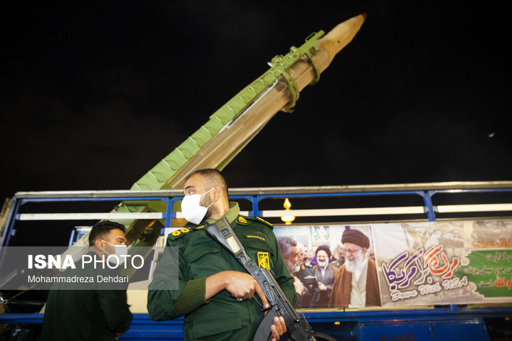 موشک سجیل در تجمع شبانه مردم در حمایت از مدافعان وطن - شیراز