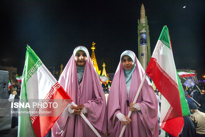 موشک سجیل در تجمع شبانه مردم در حمایت از مدافعان وطن - شیراز