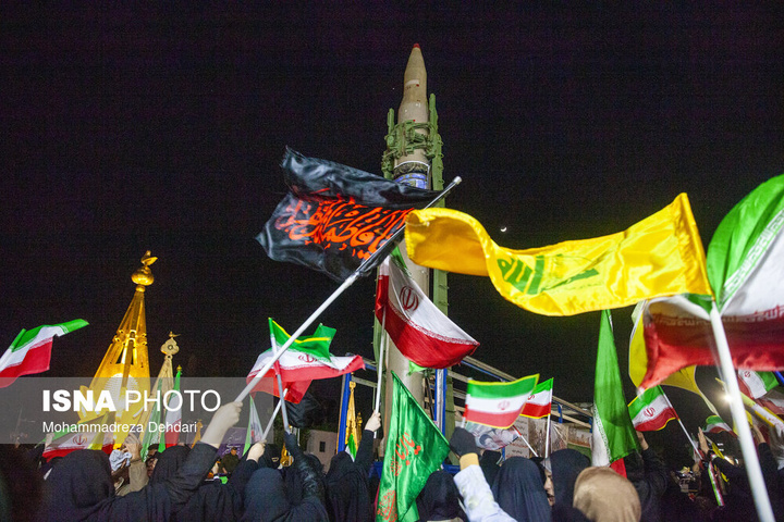 موشک سجیل در تجمع شبانه مردم در حمایت از مدافعان وطن - شیراز