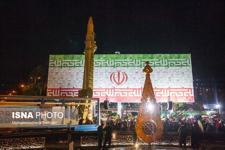 موشک سجیل در تجمع شبانه مردم در حمایت از مدافعان وطن - شیراز