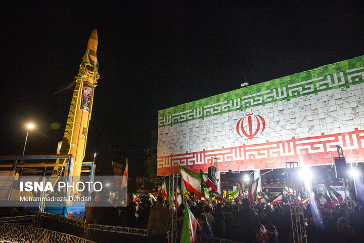 موشک سجیل در تجمع شبانه مردم در حمایت از مدافعان وطن - شیراز