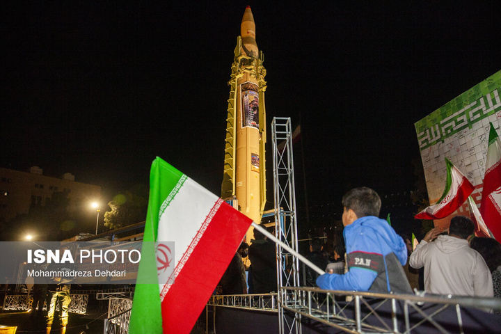 موشک سجیل در تجمع شبانه مردم در حمایت از مدافعان وطن - شیراز