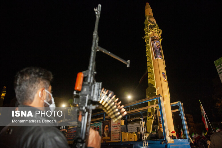 موشک سجیل در تجمع شبانه مردم در حمایت از مدافعان وطن - شیراز