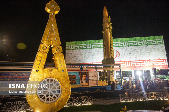 موشک سجیل در تجمع شبانه مردم در حمایت از مدافعان وطن - شیراز