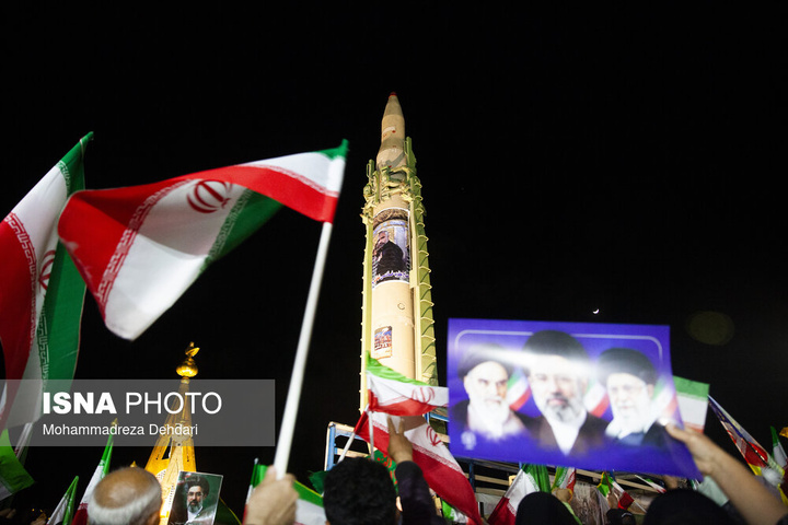 موشک سجیل در تجمع شبانه مردم در حمایت از مدافعان وطن - شیراز
