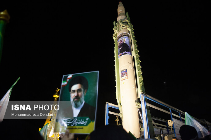 موشک سجیل در تجمع شبانه مردم در حمایت از مدافعان وطن - شیراز