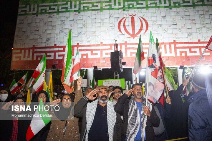 موشک سجیل در تجمع شبانه مردم در حمایت از مدافعان وطن - شیراز