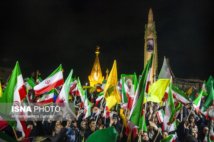 موشک سجیل در تجمع شبانه مردم در حمایت از مدافعان وطن - شیراز