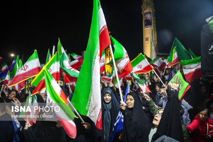 موشک سجیل در تجمع شبانه مردم در حمایت از مدافعان وطن - شیراز