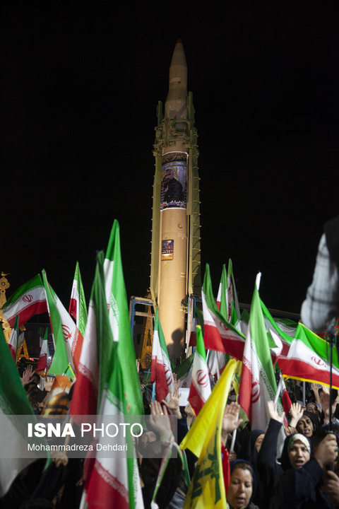 موشک سجیل در تجمع شبانه مردم در حمایت از مدافعان وطن - شیراز