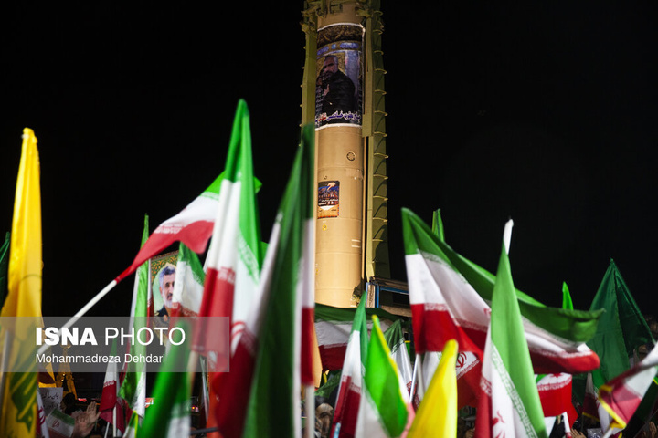 موشک سجیل در تجمع شبانه مردم در حمایت از مدافعان وطن - شیراز