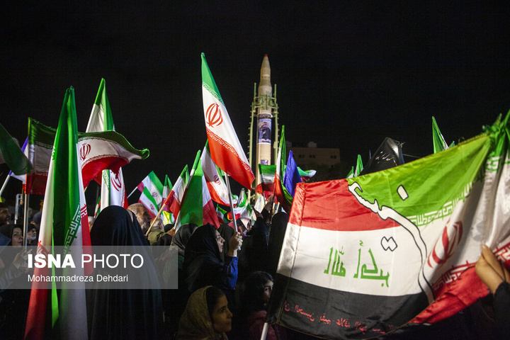 موشک سجیل در تجمع شبانه مردم در حمایت از مدافعان وطن - شیراز