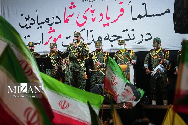 اجتماع شبانه مردم در میدان انقلاب