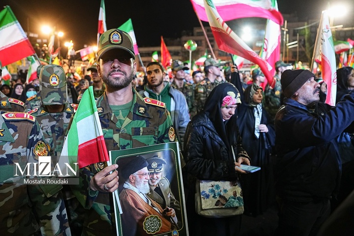 اجتماع شبانه مردم در میدان انقلاب