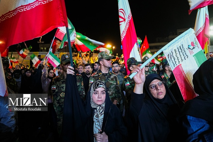 اجتماع شبانه مردم در میدان انقلاب