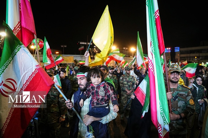 اجتماع شبانه مردم در میدان انقلاب