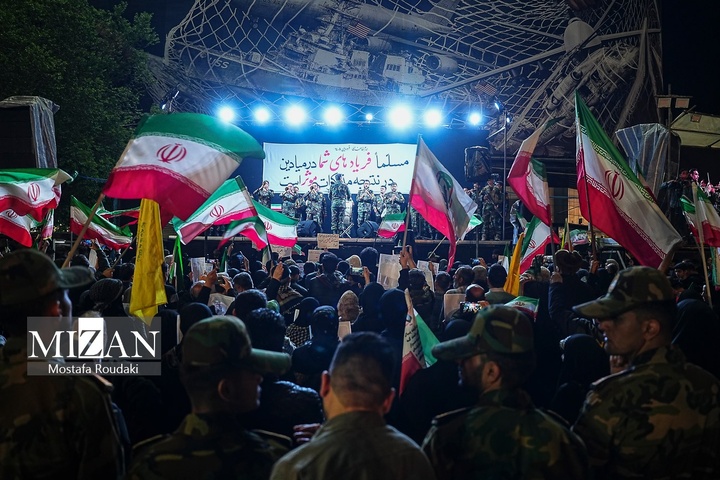 اجتماع شبانه مردم در میدان انقلاب