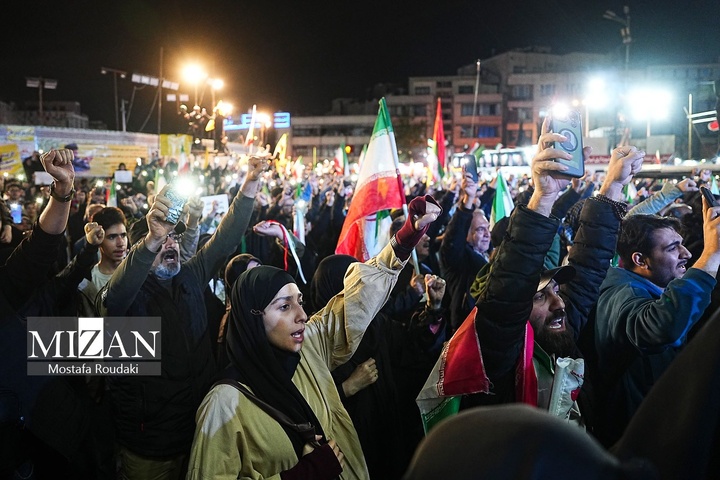 اجتماع شبانه مردم در میدان انقلاب