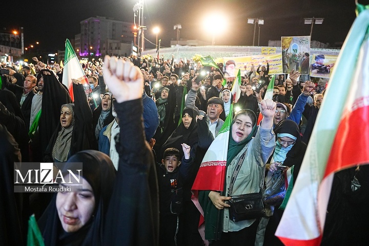 اجتماع شبانه مردم در میدان انقلاب