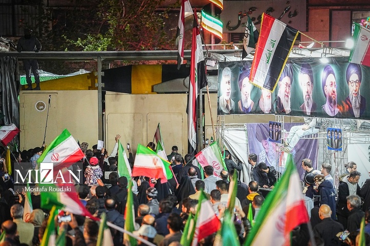 اجتماع شبانه مردم در میدان انقلاب