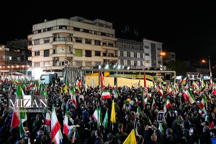 اجتماع شبانه مردم در میدان انقلاب