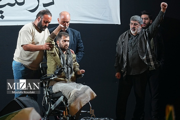 اجتماع شبانه مردم در میدان انقلاب