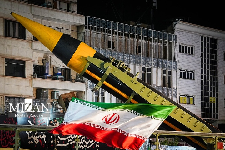 اجتماع شبانه مردم در میدان انقلاب