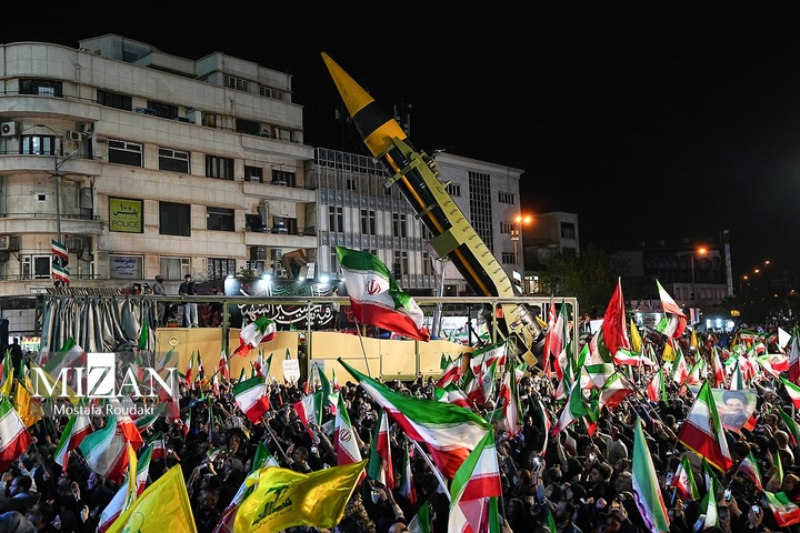 اجتماع شبانه مردم در میدان انقلاب