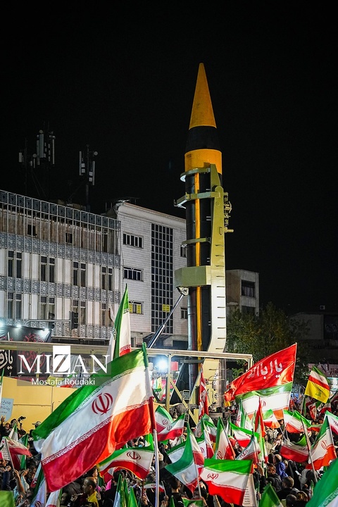 اجتماع شبانه مردم در میدان انقلاب