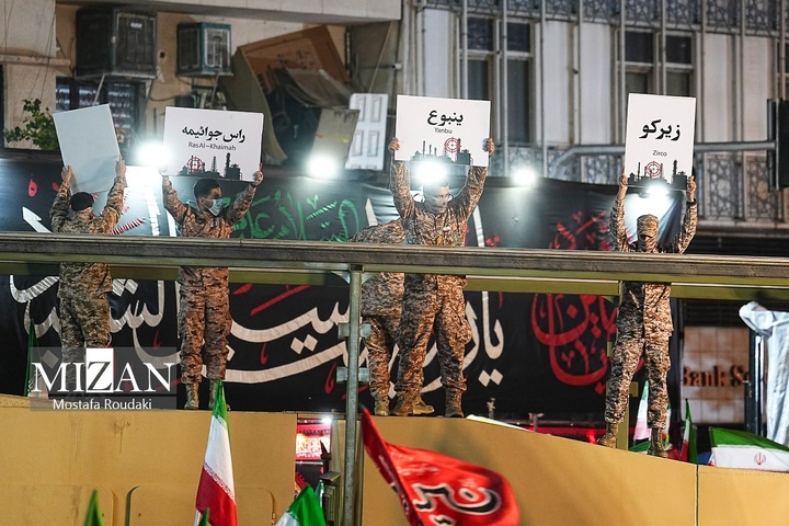 اجتماع شبانه مردم در میدان انقلاب