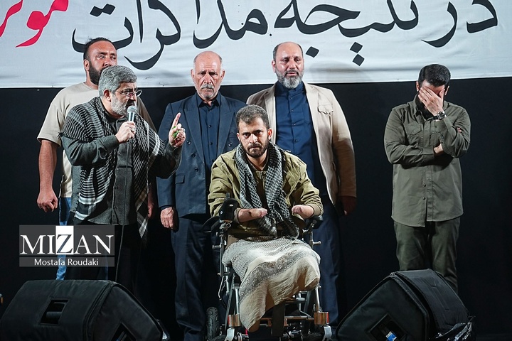 اجتماع شبانه مردم در میدان انقلاب